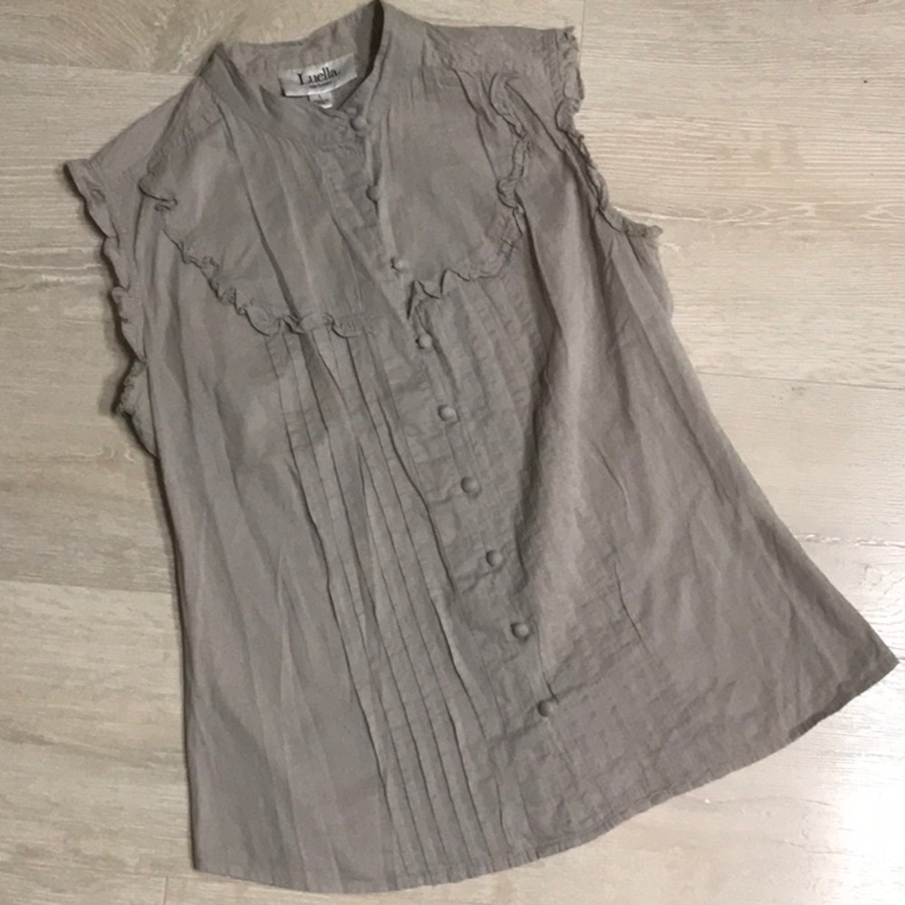 Sleeveless blouse with ruffles